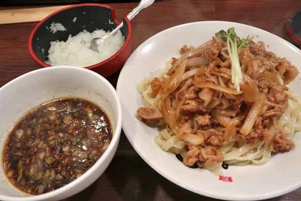 「肉盛りつけ麺並　830円＋無料の肉ちょい増し」@魁 肉盛りつけ麺 六代目けいすけの写真