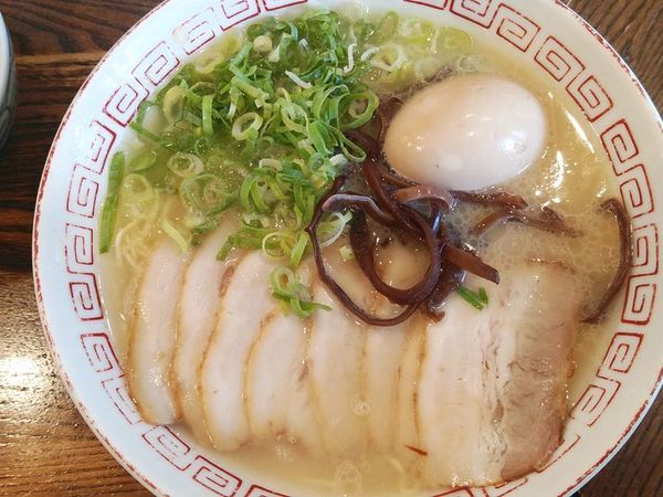「チャーシューメン＋味玉」@本場博多 長浜ラーメン まるむら 東陽町店の写真