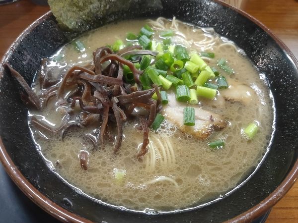「ラーメン+替玉 750+100円 硬め」@博多長浜らーめん ぼたんの写真