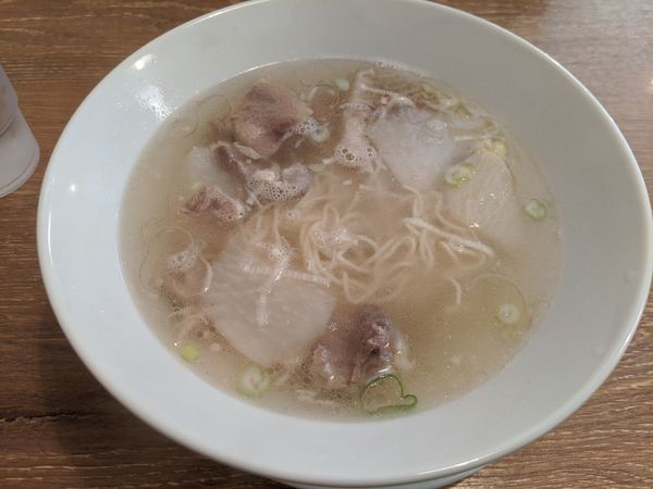 「肉塩ラーメン　780円+ランチ替玉or少ライス無料」@カドワラの写真