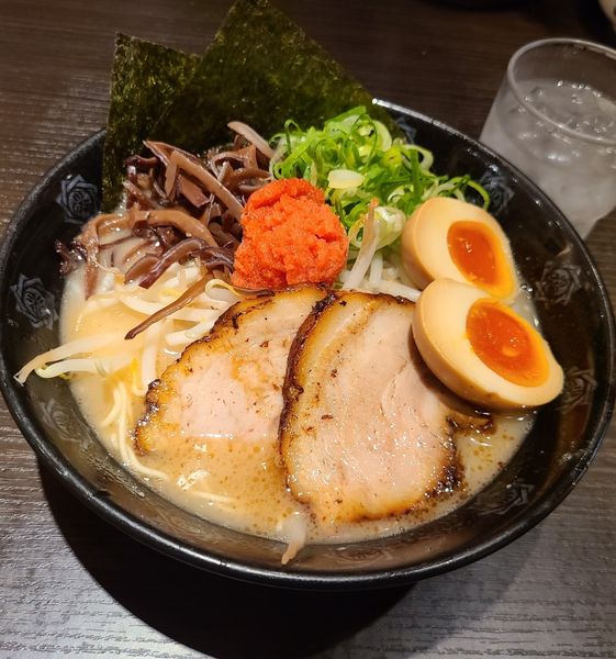 「豚骨DX¥1100+すごい替玉¥330」@とんこつらーめん俺式 純 東京ラーメンストリート店の写真