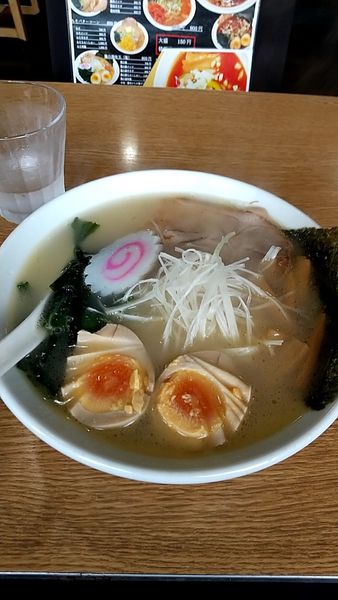 「鶏白湯味玉（塩）（８００円）」@あじりんらーめんの写真