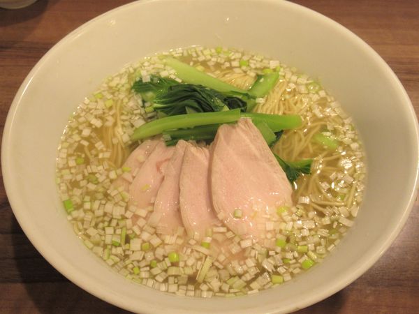 「蒸し鶏と青菜のさっぱり塩味スープ麺(960円)」@中華料理 HACHIの写真