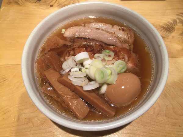 「らーめん macro＋特選こだわり煮玉子＋メンマ」@人類みな麺類 東京本店の写真