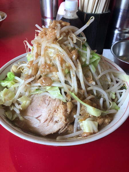 「ラーメン800円ヤサイアブラ　生卵50円」@ラーメン英二の写真