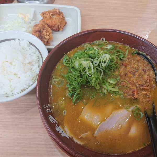 「カレーラーメン(平打ち)720円、唐揚げセット280円」@ラーメン横綱 岐阜店の写真