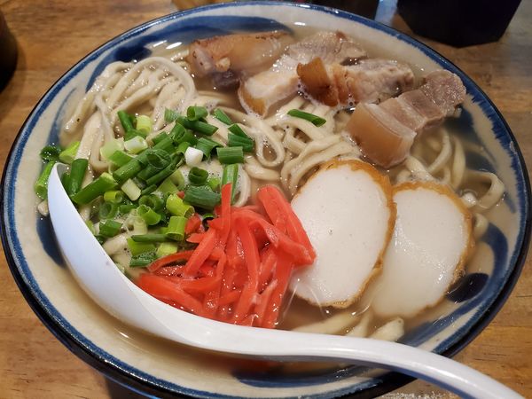 「沖縄そば(三枚肉)」@沖縄そば てぃあんだーの写真