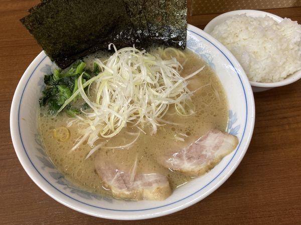 「欲ばりラーメン（850円）＋半ライス（100円）」@二代目横浜らーめん東名家の写真
