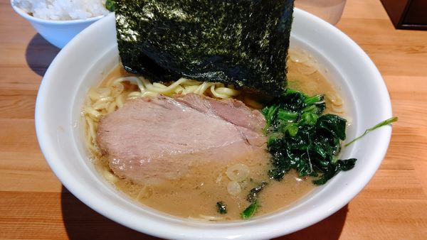 「ラーメン&ギョーザ、サービスライス」@横浜家系ラーメン おか家の写真