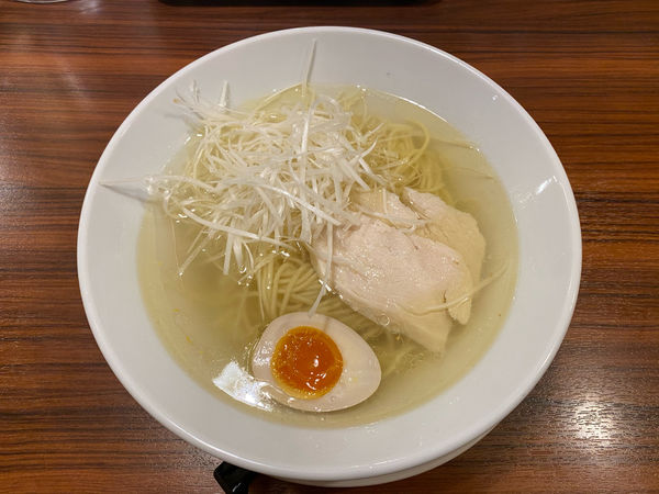 「塩ラーメン　味玉 トッピング　¥900」@まるはちラーメンの写真