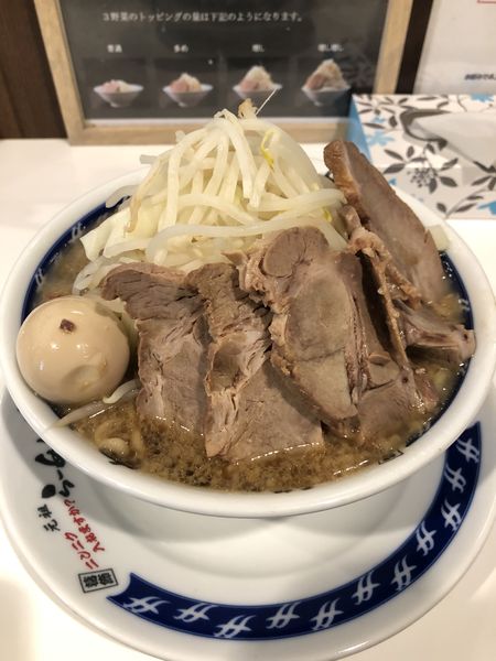 「ラーメン中盛り(味玉、チャーシュー)」@ラーメン大 柏店の写真