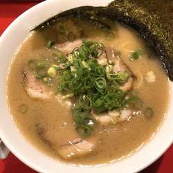 博多らーめん(白):700円、ちゃーしゅー:300円