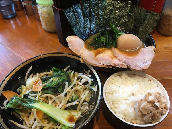 「チャーシューメン＋野菜畑＋海苔＋Mega味付玉子」@末廣家の写真