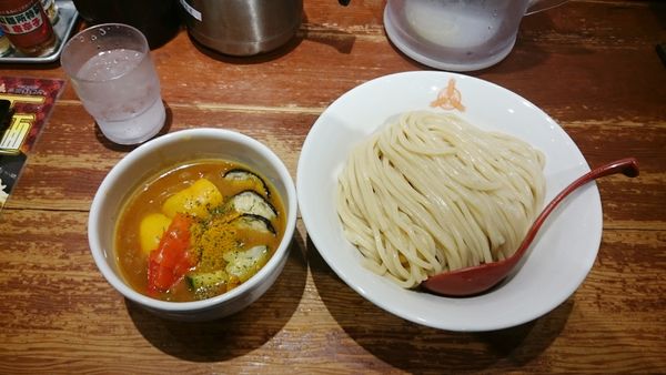 「夏野菜カレーつけ麺（830円）※期間限定で60円引き」@つけ麺専門店 三田製麺所 五反田店の写真