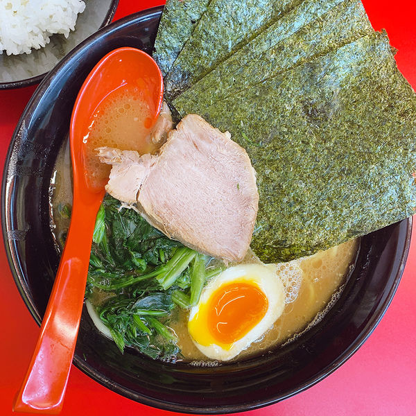 「特選ラーメン 並＋ライス（サービス）」@横浜らーめん 大塚家の写真