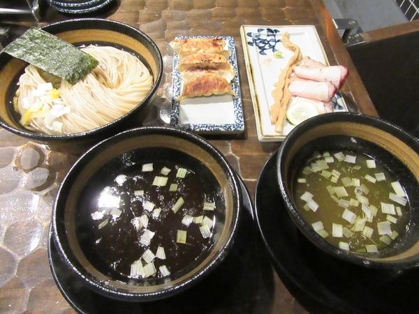 「限定　昆布水つけ蕎麦（１０００円）＋餃子３２０円」@特級鶏蕎麦 龍介の写真