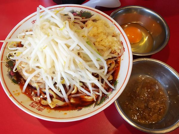 「辛いミニラーメンニンニクアブラ＋生たまご　850＋50円」@ラーメン英二の写真