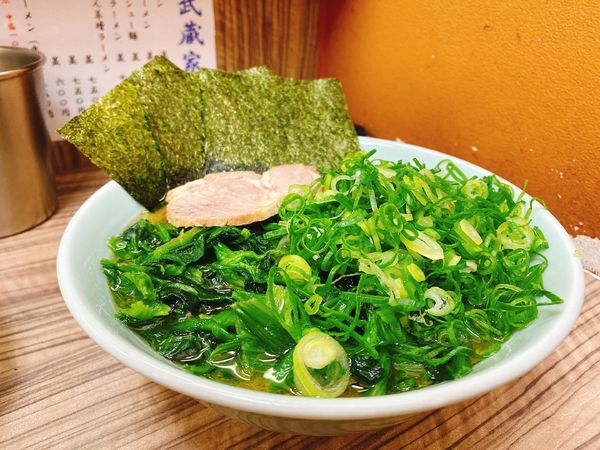 「九条ネギラーメン ほうれん草トッピング」@横浜ラーメン 武蔵家 武蔵境店の写真
