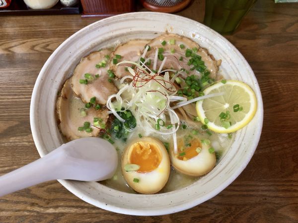 「ラーメン醤油 鶏白湯ラーメン塩　全部のせ」@大葉の写真