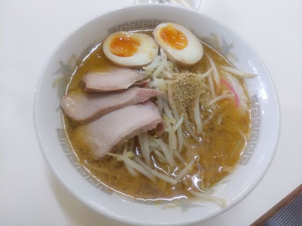 「手打ゴマみそラーメン+味玉」@手打中華 せきたの写真