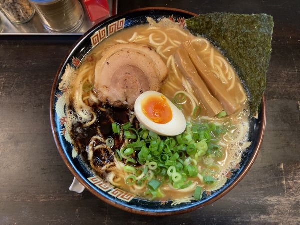 「豚骨香味ラーメン（大盛）840円」@ふぅふぅ亭の写真