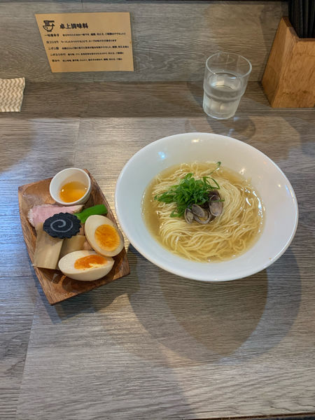 「鯛煮干と貝出汁ラーメンTP煮玉子」@ニボシラァメン コハクの写真