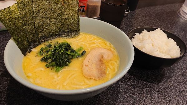 「定番ラーメン塩700円(込)+小ライス100円」@横浜家系ラーメン 成家の写真