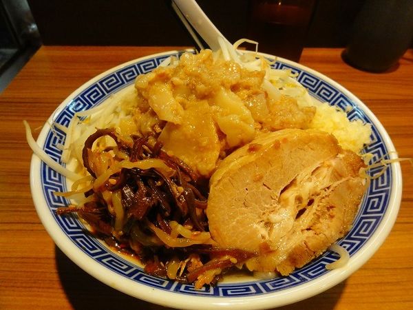 「ラーメン750円（200ｇ）全増し　アレ」@びんびん豚の写真