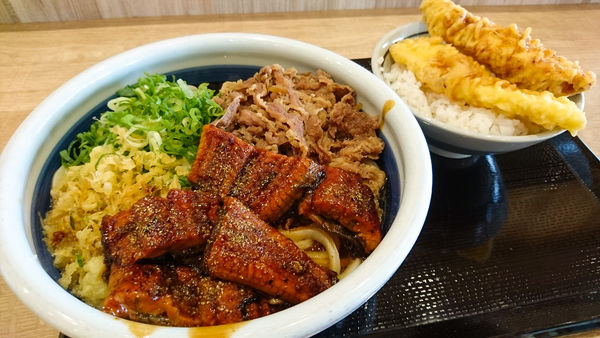 「限定/牛とうなぎのぶっかけうどん+いか鶏天丼+他」@丸亀製麺 イオンモール日の出店の写真