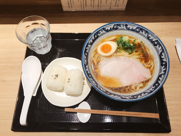 「煮干そば＋銀シャリの塩むすび1,050円」@中華そば 無限の写真