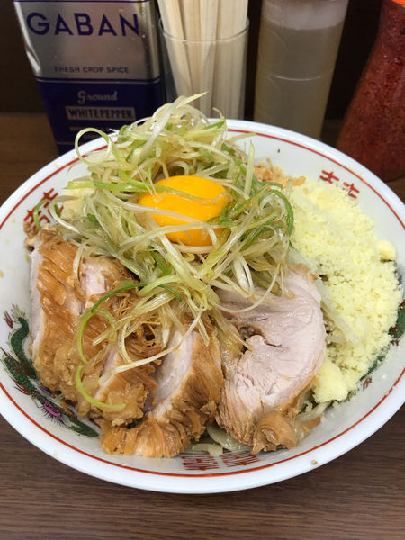 「小豚（5枚）　汁無し　ネギ　チーズ」@ラーメン二郎 横浜関内店の写真