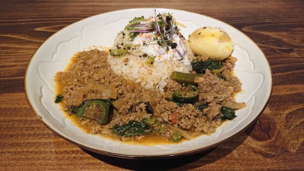 「夏野菜とビーフキーマ＋たまごのアチャール＝１３００円　※」@kitchen and CURRYの写真