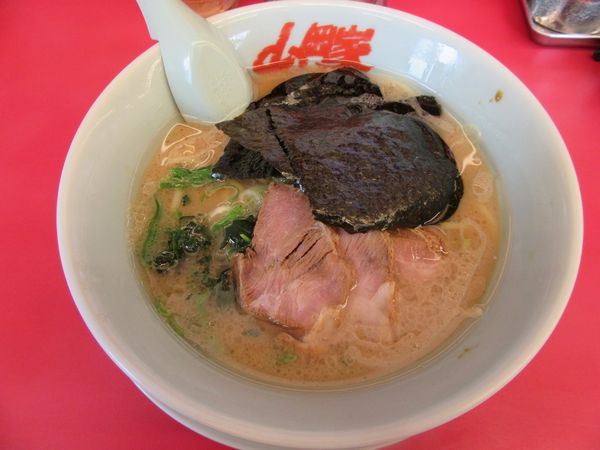 「醤油ラーメン（６７０円）」@ラーメン山岡家 水戸南店の写真