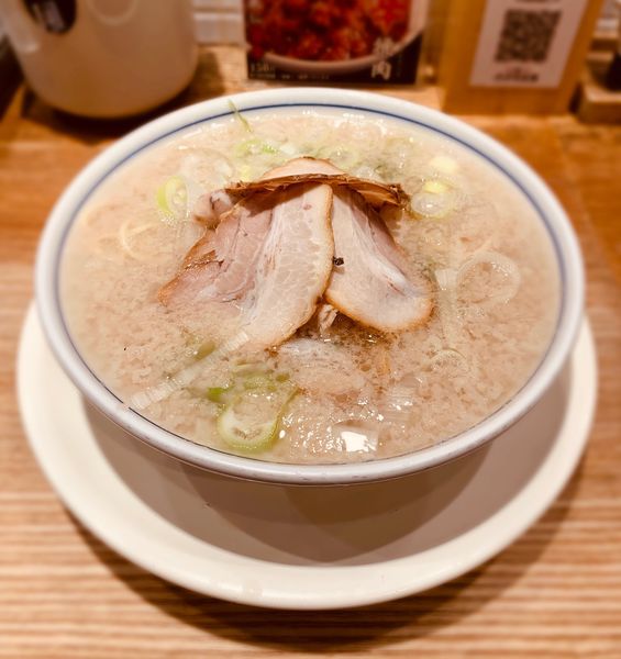 「ラーメン（塩・固め￥800）＋背脂（￥50）」@玉 バラそば屋 中野店の写真