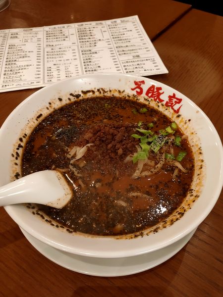「紅麻辣担々麺 ＋手作り餃子」@万豚記 飯倉店の写真