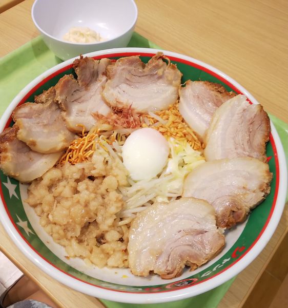 「まぜそば７豚増し」@ジャンクガレッジ イオンレイクタウンmori店の写真