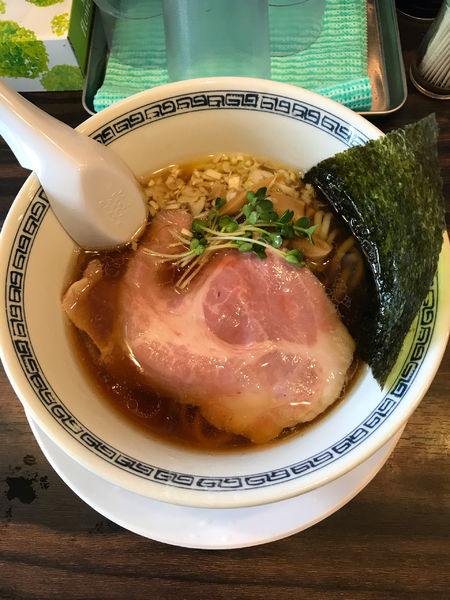 「醤油ラーメン・太麺 750円」@稲荷屋の写真