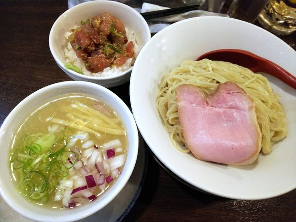 「冷し鯛塩つけそば＋天然ブリの漬けご飯　800＋200円」@立ち呑み居酒屋 金町製麺の写真