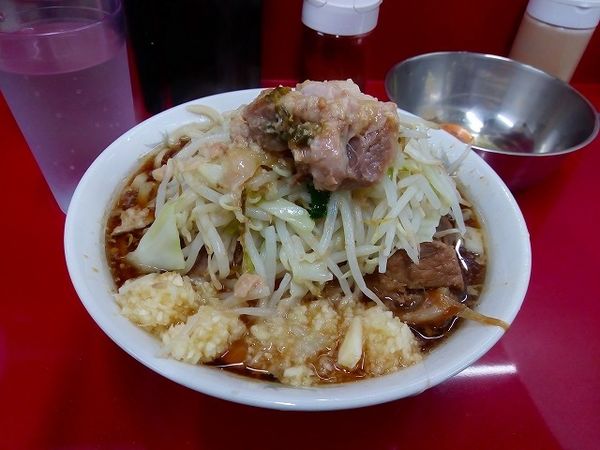 「小ラーメン700円生卵50円ニンニク多め脂」@ラーメン二郎 越谷店の写真