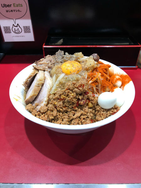 「小汁なし麺　トッピング　豚マシ、うずら」@立川マシマシ 国分寺店の写真