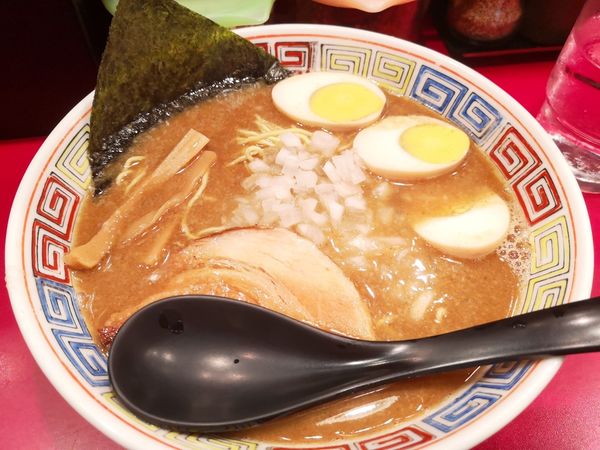 「とんこつ醤油ラーメン+味玉」@長浜らーめん 世田谷店の写真