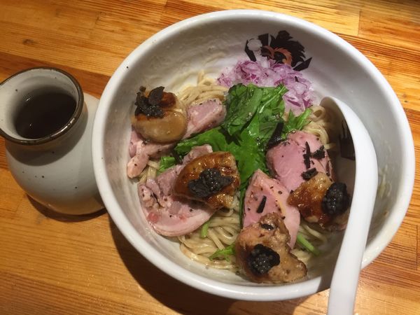 「【2周年限定】フォアグラ、トリュフ、キャビアの三重奏油そば」@満鶏軒の写真