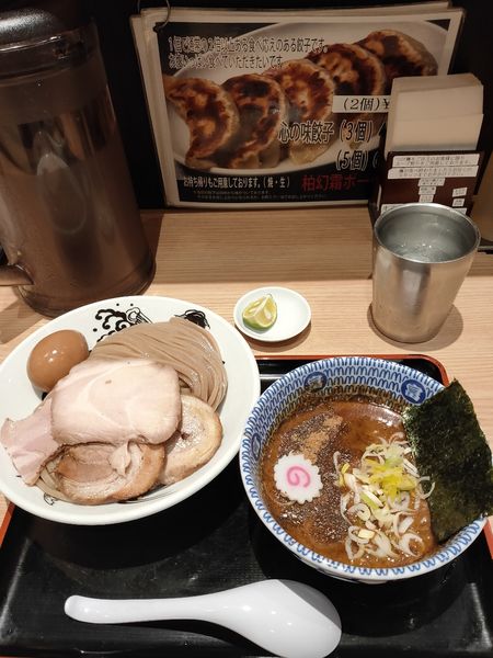 「濃厚特製つけ麺(中)＋すだち」@松戸富田麺業 千葉駅構内店の写真