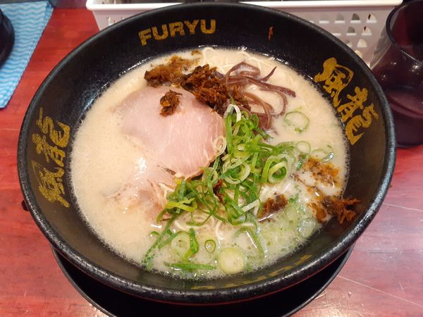 「とんこつラーメン、替え玉2玉」@とんこつラーメン 博多風龍 渋谷店の写真