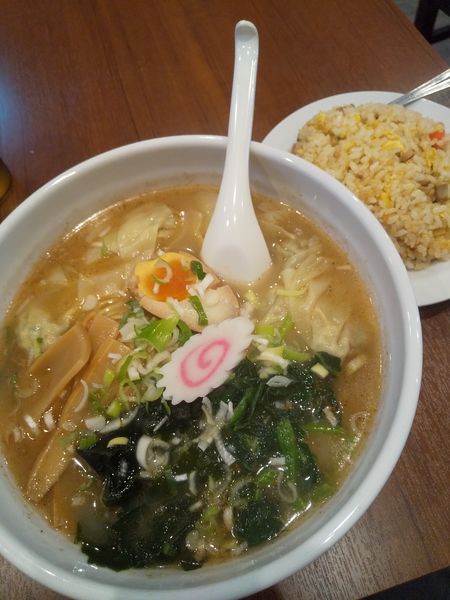 「ワンタン麺＋ミニ炒飯(麺大盛無料)680円+税」@福龍 東所沢店の写真