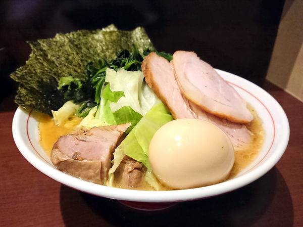 「らーめん(もも肉)＋キャベツ＋ほうれん草」@らーめん飛粋の写真