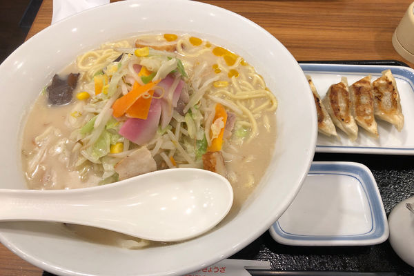 「長崎ちゃんぽん(麺2倍)590円+ぎょうざ5個」@長崎ちゃんぽん リンガーハット 川越東洋大前店の写真
