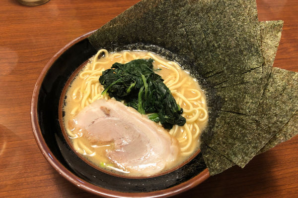 「ラーメン700円+ライスバー100円+のり5枚100円」@横濱家系ラーメン 茜家の写真