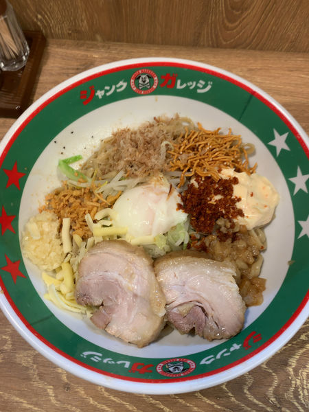 「まぜそば豚増し(無料トッピング全増し)880円」@ジャンクガレッジ 北浦和店の写真