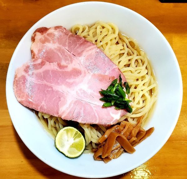 「冷やしすだち中華そば」@自家製中華そば 麺の虜の写真
